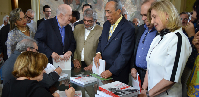 Procuradora-Geral participa do lançamento do livro em homenagem a Lourival Batista