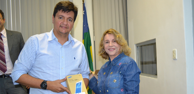 Procuradora-Geral entrega equipamentos tecnológicos para os Procuradores